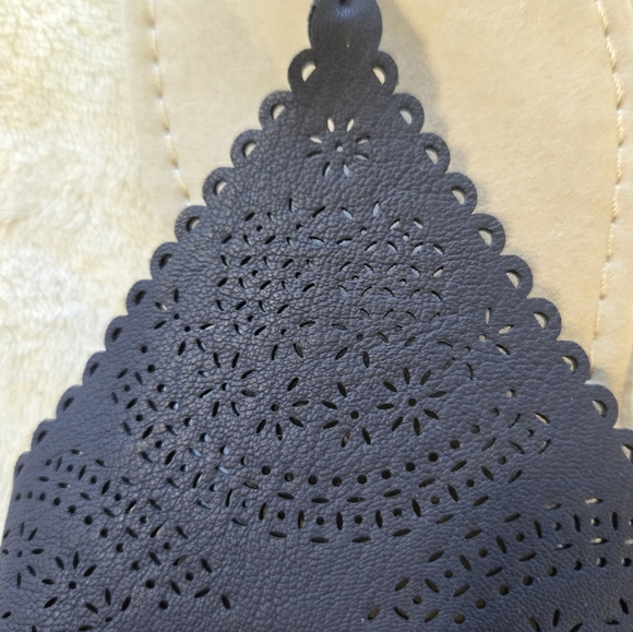 Lauren Conrad Navy Sandals like new - Picture 6 of 7